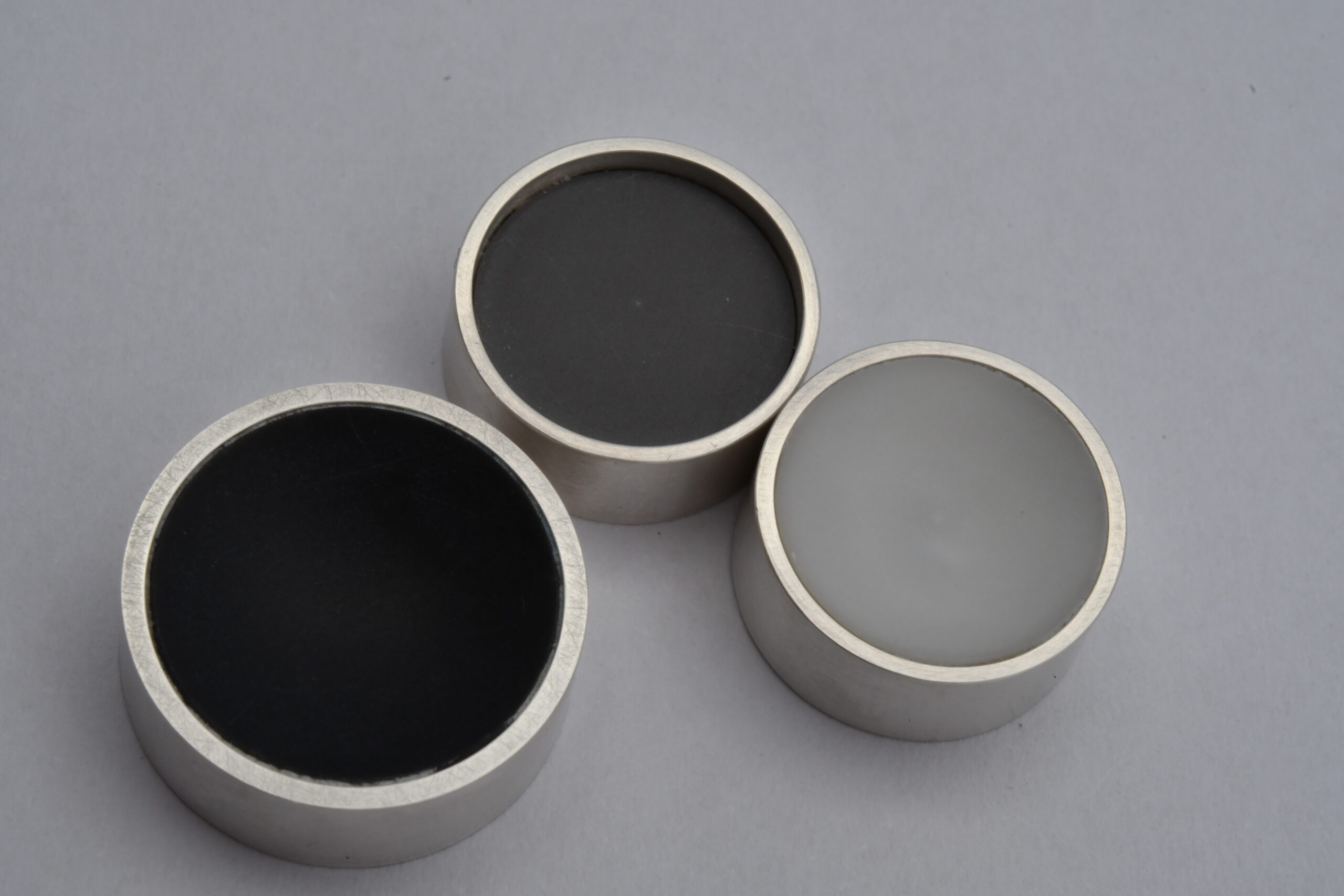 Magnetbroschen Silber · Corian · 18mm / Silber · Corian · 15mm / Silber · Corian · 13mm Punkt für Punkt