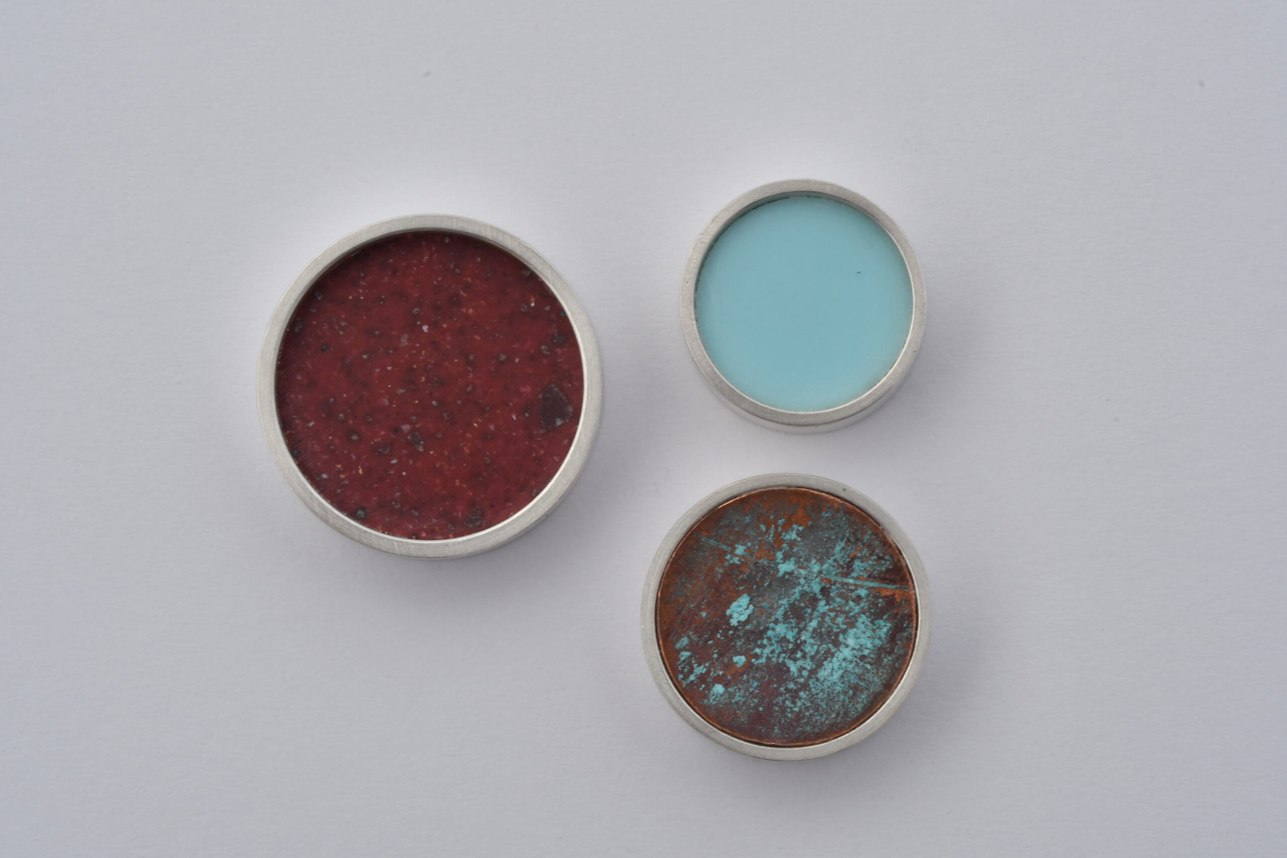 Magnetbroschen Silber · Corian · 18mm / Silber · Kupfer · 15mm / Silber · Corian · 13mm Punkt für Punkt