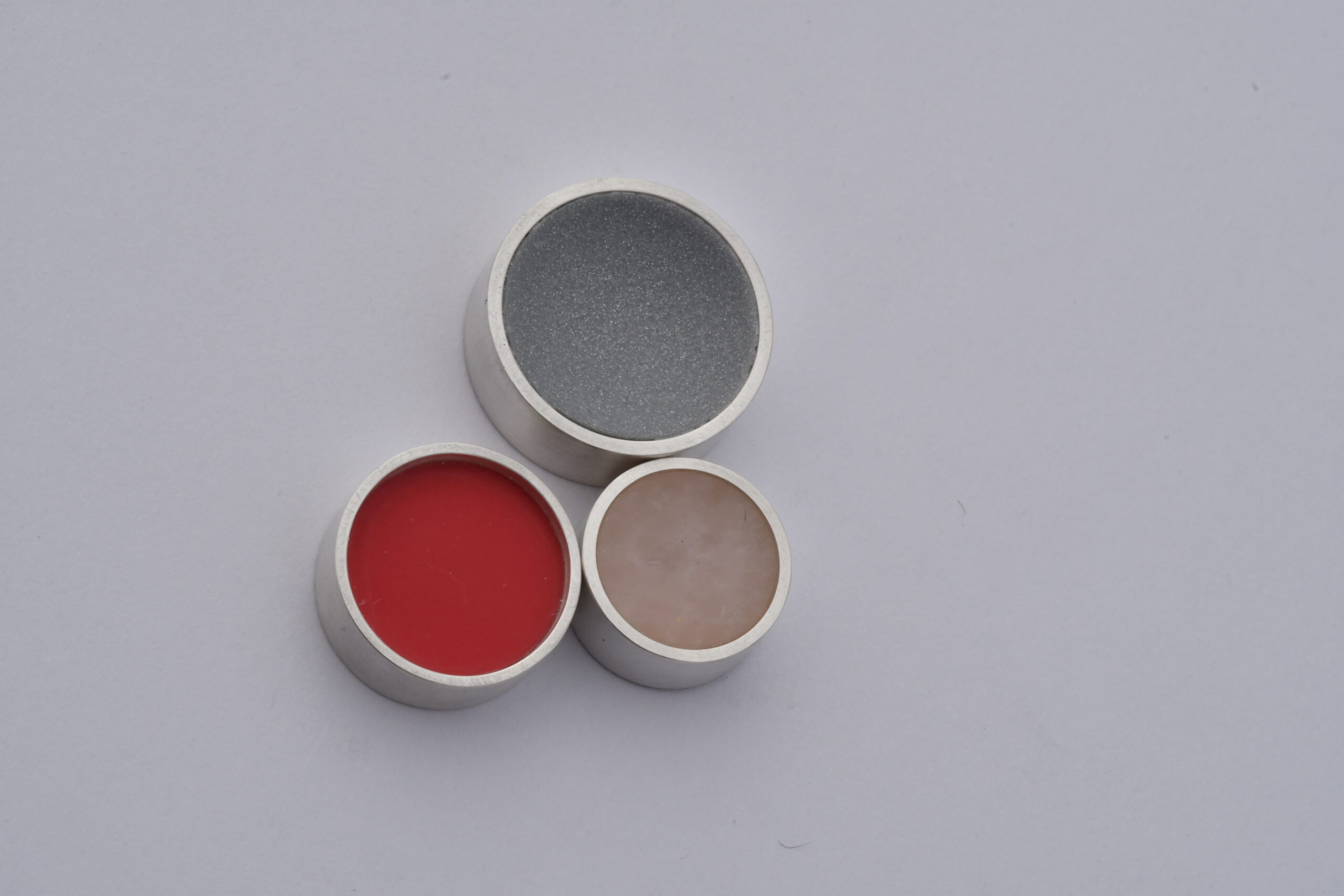 Magnetbroschen Silber · Corian · 18mm / Silber · Corian · 15mm / Silber · Stein · 13mm Punkt für Punkt