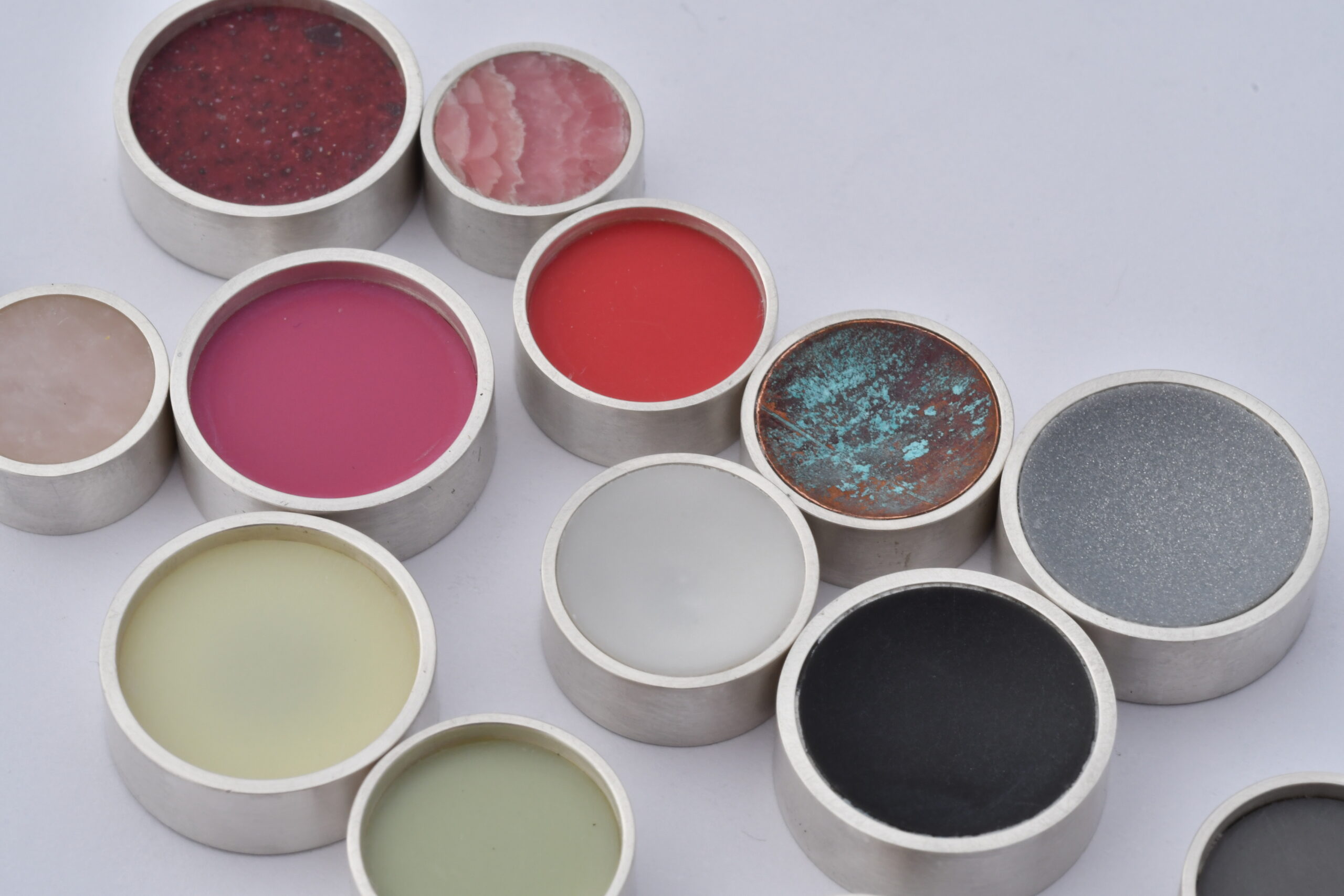 Magnetbroschen viele verschiedene Varianten Punkt für Punkt