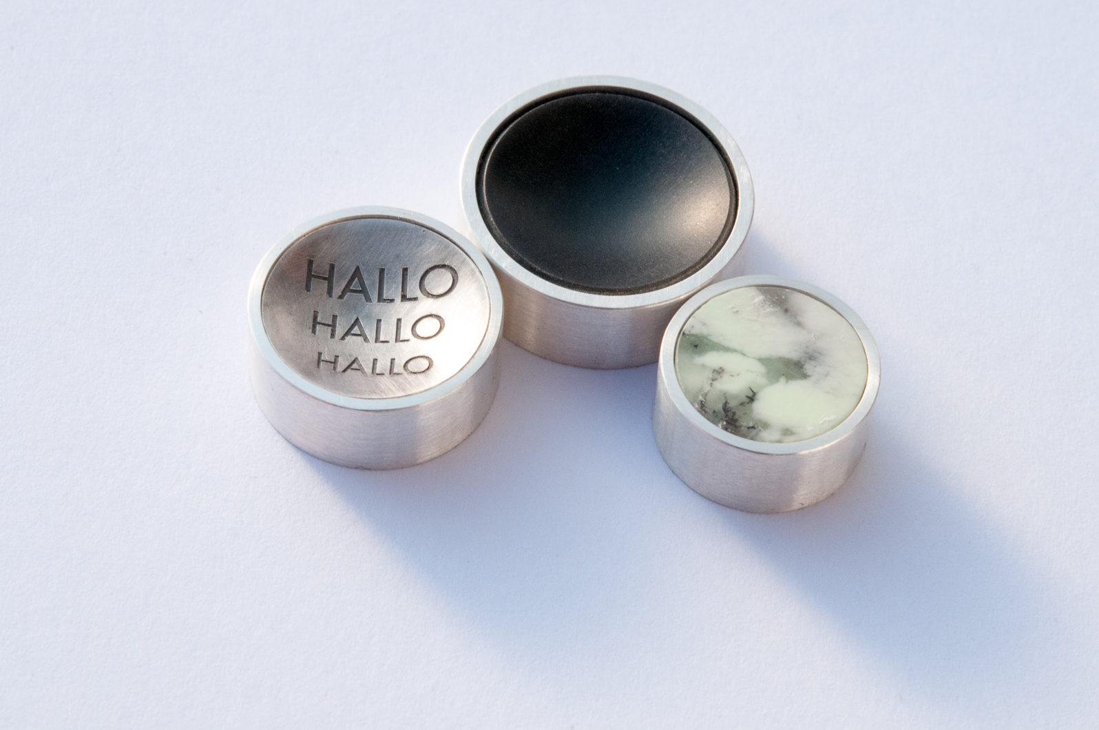 Magnet / Silber · Text · 15mm / Silber · Corian · 18mm / Silber · Stein · 13mm Punkt für Punkt